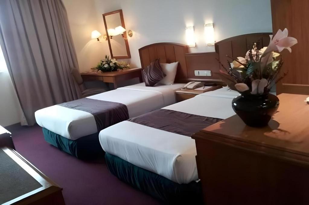 Hotel Continental Penang Джордж Таун Екстериор снимка