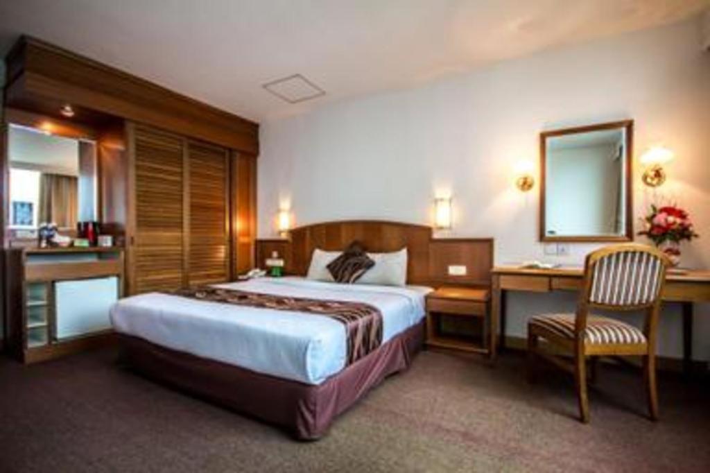 Hotel Continental Penang Джордж Таун Екстериор снимка