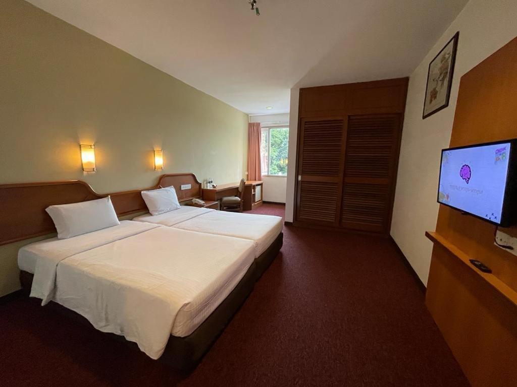 Hotel Continental Penang Джордж Таун Екстериор снимка