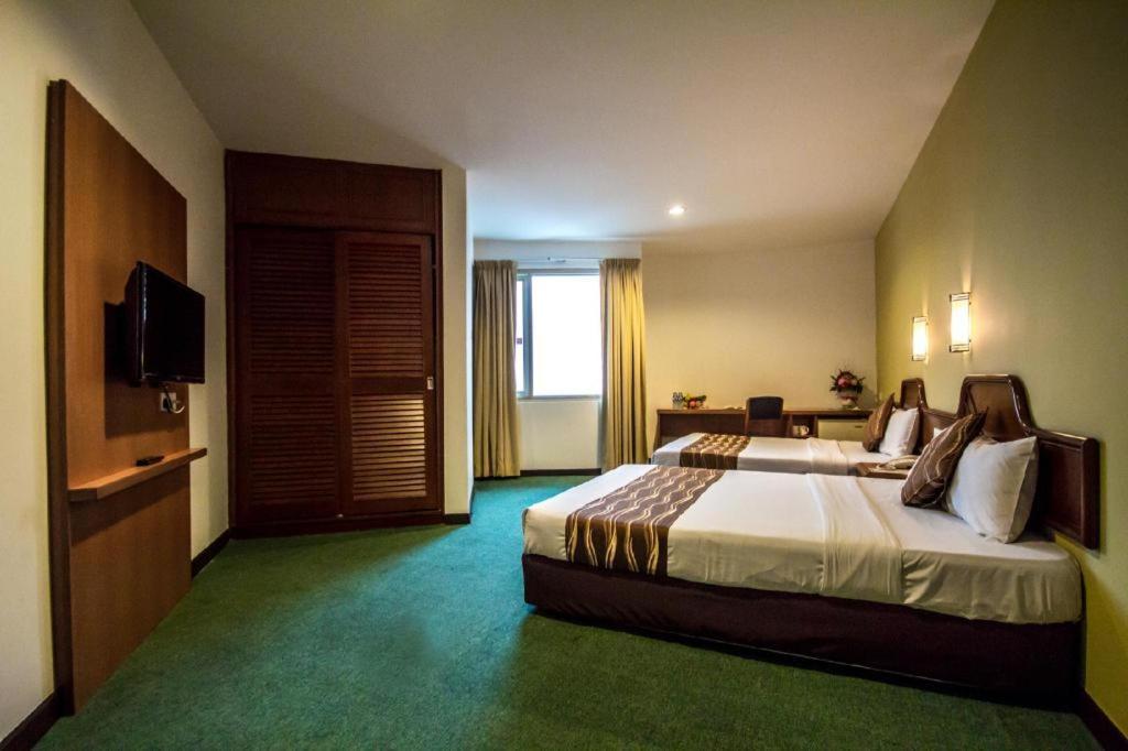 Hotel Continental Penang Джордж Таун Екстериор снимка