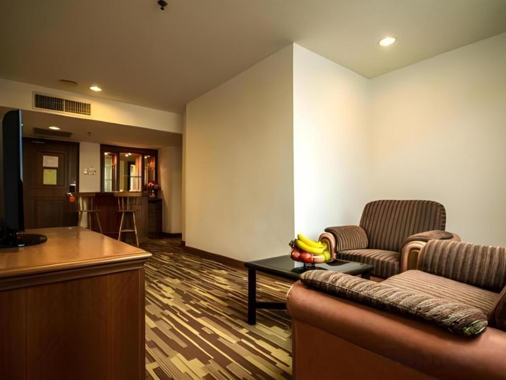 Hotel Continental Penang Джордж Таун Екстериор снимка