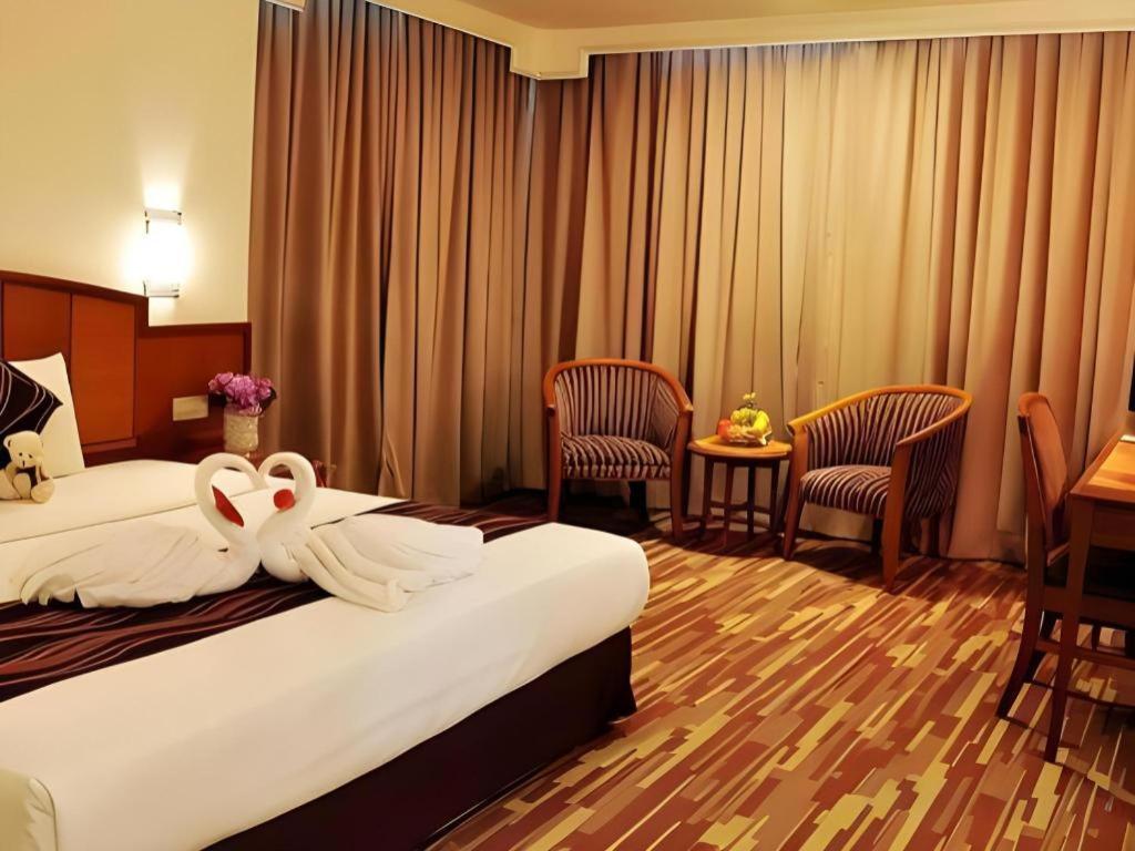 Hotel Continental Penang Джордж Таун Екстериор снимка