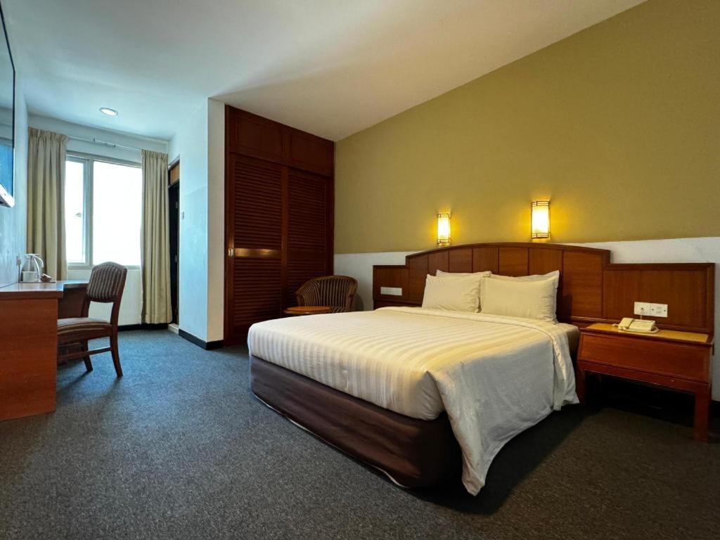 Hotel Continental Penang Джордж Таун Екстериор снимка