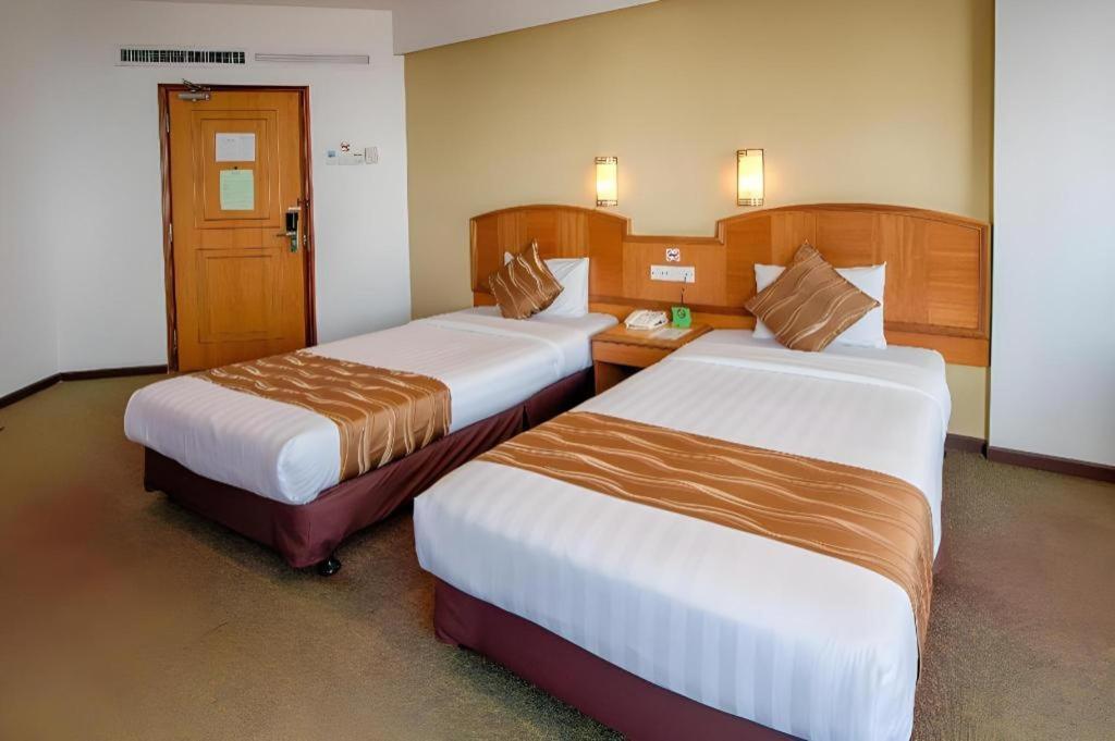 Hotel Continental Penang Джордж Таун Екстериор снимка